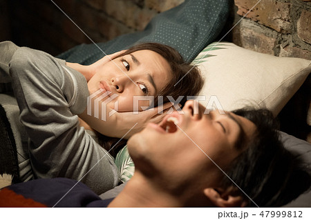いびきに悩む夫婦 47999812