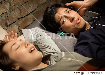 いびきに悩む夫婦 いびきに悩む夫婦 47999814