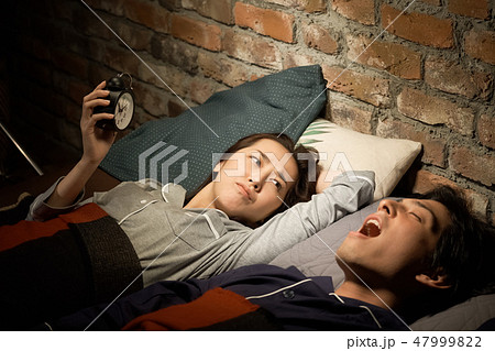 いびきに悩む夫婦 47999822