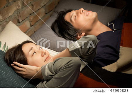 いびきに悩む夫婦 47999823