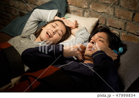 いびきに悩む夫婦 47999834