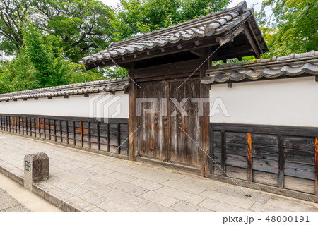 真田新御殿の土塀の裏門 48000191