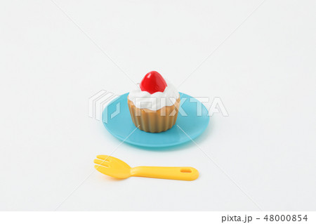 白背景に子供の遊ぶおもちゃケーキカップとコップ 48000854