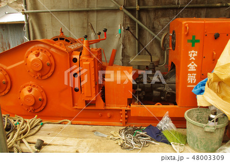 工事現場のウィンチ 48003309