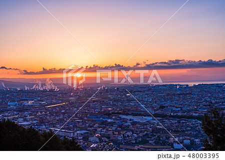 (静岡県)岩本山から望む 富士市の夜明け (静岡県)岩本山から望む 富士市の夜明け 48003395