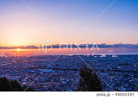 (静岡県)岩本山から望む 富士市の夜明け (静岡県)岩本山から望む 富士市の夜明け 48003397