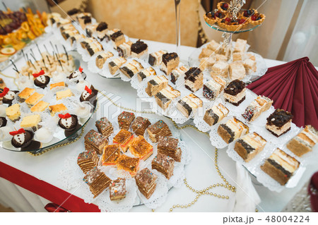 Delicious sweets on wedding candy buffet with desserts, cupcakes 48004224