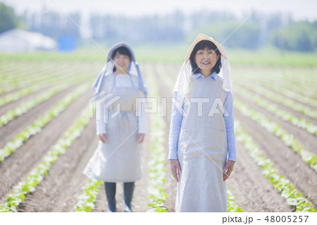 農家の母娘の写真素材