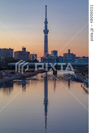 ふれあい橋赤ら見たスカイツリーと町並み 江戸川区平井 の写真素材