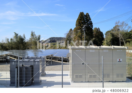 変電設備とソーラーパネル 48006922