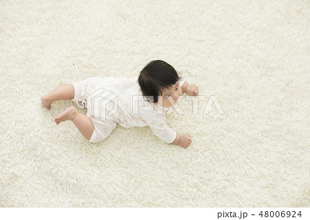赤ちゃん 俯瞰 赤ちゃん 俯瞰 48006924
