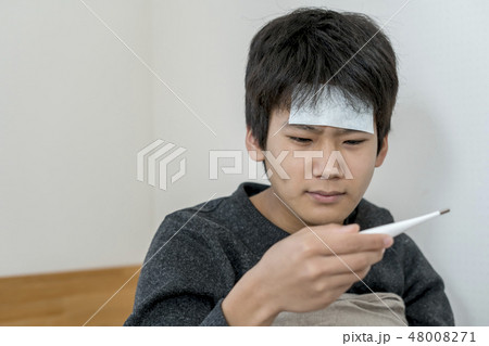 寝込む男の子　検温　風邪　インフルエンザ　中学生　高校生　 48008271