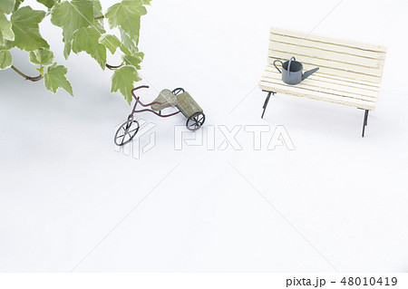 アイビーと三輪車と白いベンチと如雨露　（白バック） 48010419