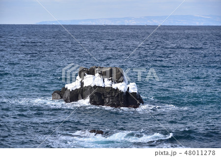 冬の北海道乙部町の海岸で氷がついている岩礁の風景を撮影 48011278