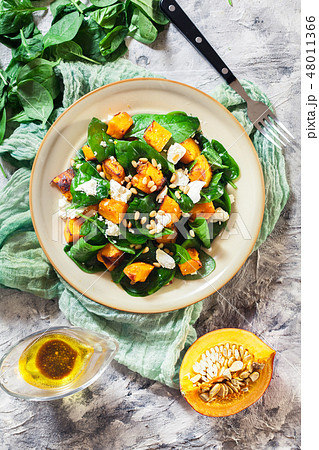 Roasted pumpkin salad with spinach and nuts 48011366