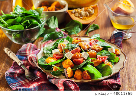Roasted pumpkin salad with spinach 48011369