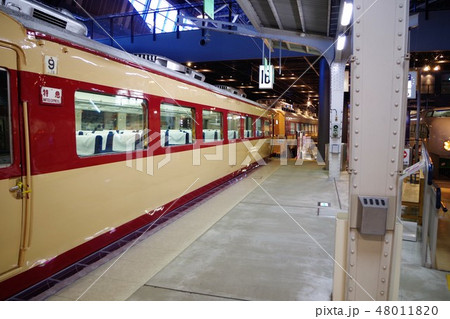 ホームに停車中の特急 ホームに停車中の特急 48011820