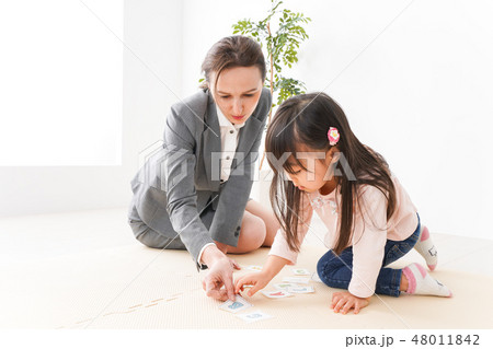 ネイティブスピーカーと英語を勉強する子ども ネイティブスピーカーと英語を勉強する子ども 48011842