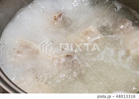 豚肉を茹でる 48013316