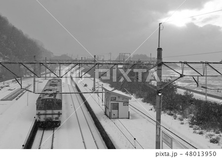 雪景色の笹川流れを走る羽越本線 雪景色の笹川流れを走る羽越本線 48013950