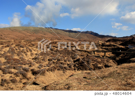 冬の阿蘇 阿蘇山ロープウェイ乗り場の景観 冬の阿蘇 阿蘇山ロープウェイ乗り場の景観 48014604