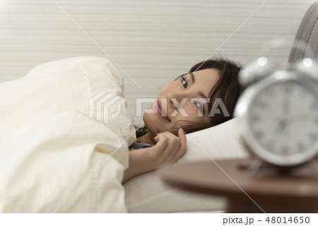 朝 起床 眠る 女性 ライフスタイル 朝 起床 眠る 女性 ライフスタイル 48014650