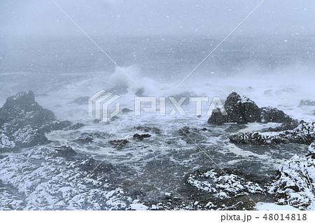 雪降る冬の日本海 48014818