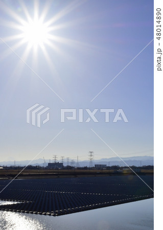 水面上に設置した太陽光発電設備 48014890