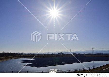 水面上に設置した太陽光発電設備 48014893