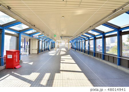 塚口さんさんタウン 2Fペデストリアンデッキ(正面旧3番館方向) 阪急塚口駅前風景 兵庫県尼崎市 塚口さんさんタウン 2Fペデストリアンデッキ(正面旧3番館方向) 阪急塚口駅前風景 兵庫県尼崎市 48014941