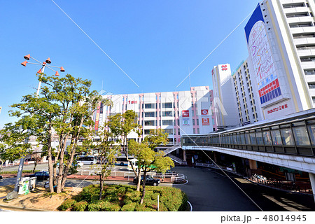 塚口さんさんタウン 左1番館 右2番館 阪急塚口駅前風景 兵庫県尼崎市の写真素材