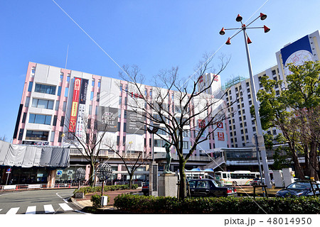 塚口さんさんタウン 左1番館 右2番館 阪急塚口駅前風景 兵庫県尼崎市の写真素材