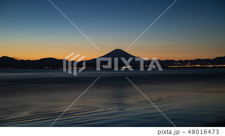 湘南海岸からマジックアワーの富士山 湘南海岸からマジックアワーの富士山 48016473