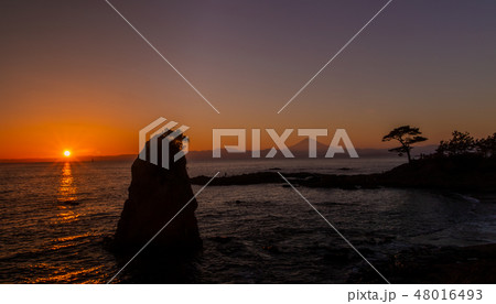 立石海岸に沈む夕陽 立石海岸に沈む夕陽 48016493
