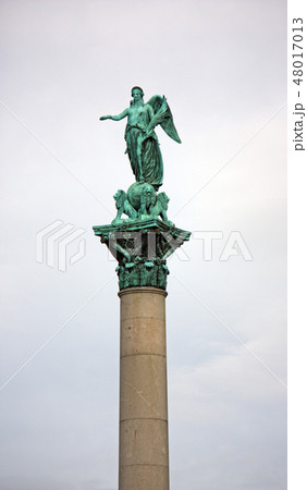 Statue on top of King Wilhelm column 48017013
