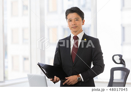 弁護士　ミドル男性 48017045