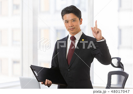 弁護士　ミドル男性 48017047