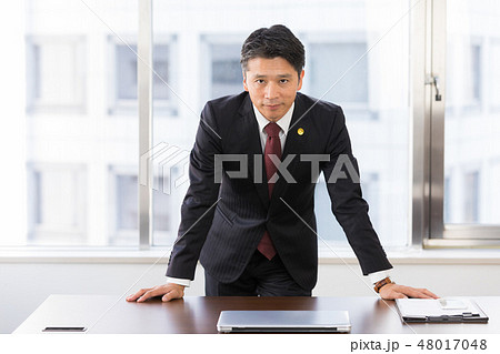 弁護士　ミドル男性 48017048