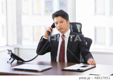 弁護士　ミドル男性 48017051