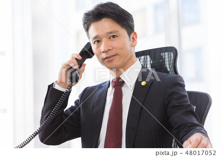 弁護士　ミドル男性 48017052