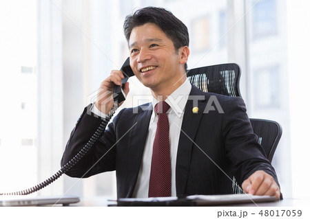 弁護士　ミドル男性 48017059