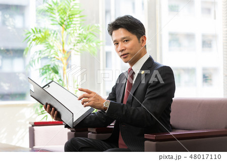 弁護士　ミドル男性 48017110