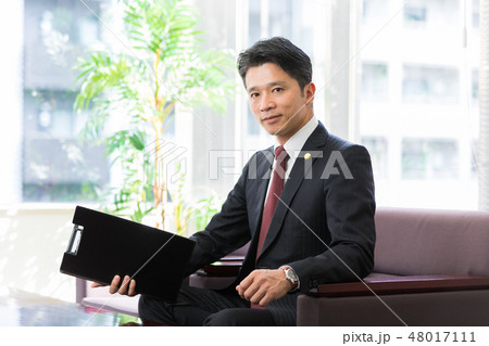 弁護士　ミドル男性 48017111