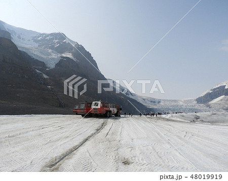 アサバスカ大氷河と雪上車と青空 48019919