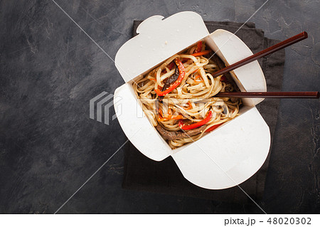 noodles in a box with vegetables and beef. 48020302