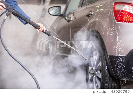 Manual car wash with pressurized water in car wash outside. 48020799