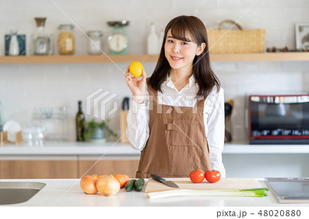 キッチンに立つ女性 キッチンに立つ女性 48020880