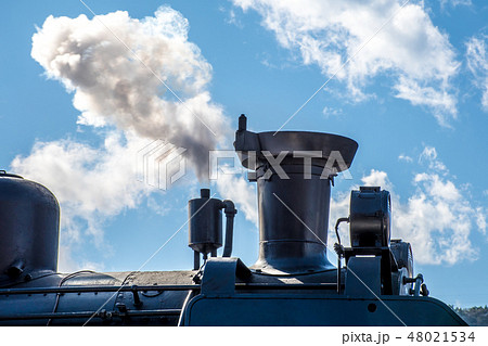 白い煙（水蒸気）を出す蒸気機関車 SLの写真素材 [48021534] - PIXTA