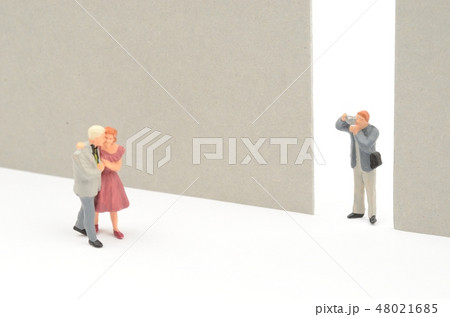 写真を撮る人物と男女 写真を撮る人物と男女 48021685