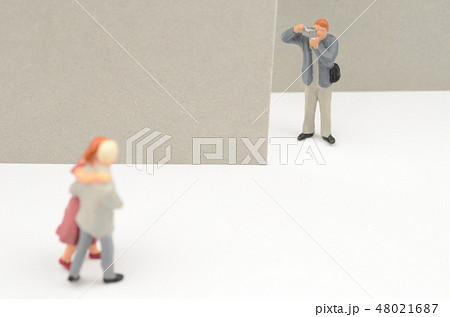 写真を撮る人物と男女 48021687